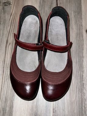 Naot Kirei Suede Mary Jane Shoes Leather Burgundy Womens 41 US 10.5 Hook & Loop